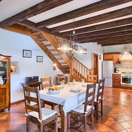 Nini Nyaraló *